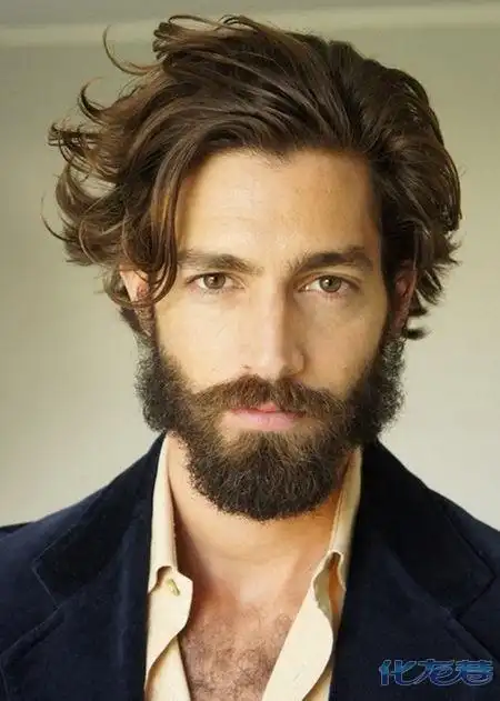 然后先用电动剃须刀大面积的将胡须剃短并且整齐,不需要的部分直接