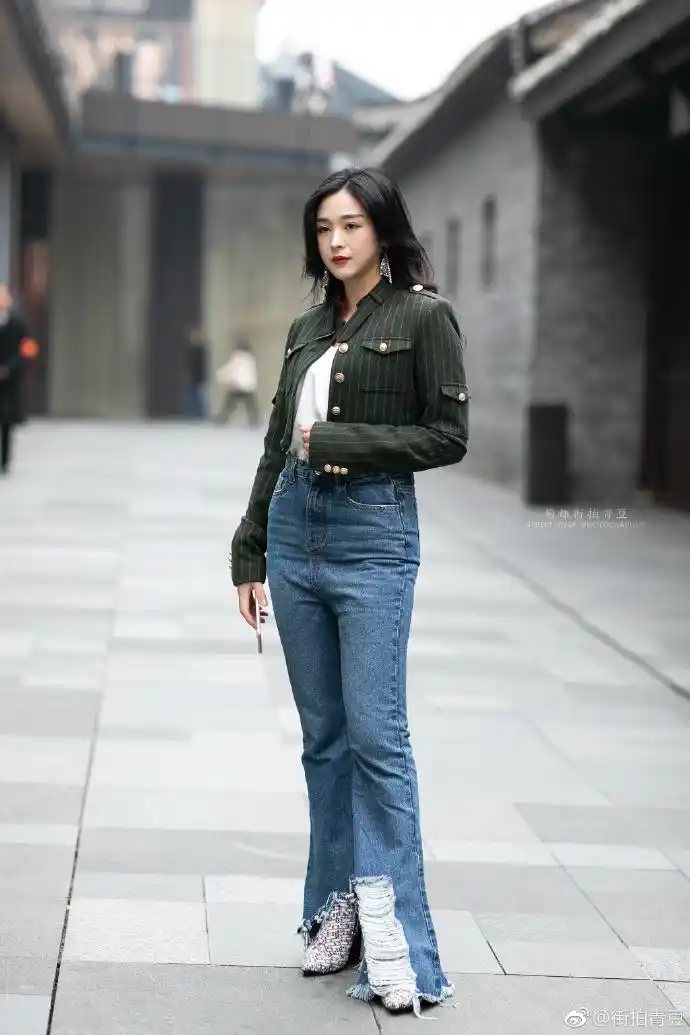 街拍:撩人的眼神,张扬的拍照姿势,大长腿展露无遗,好唯美啊