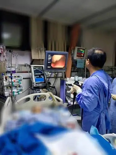 於亮亮医师带领胃镜团队到达床边,胃镜下看到食管吻合口下方一动脉