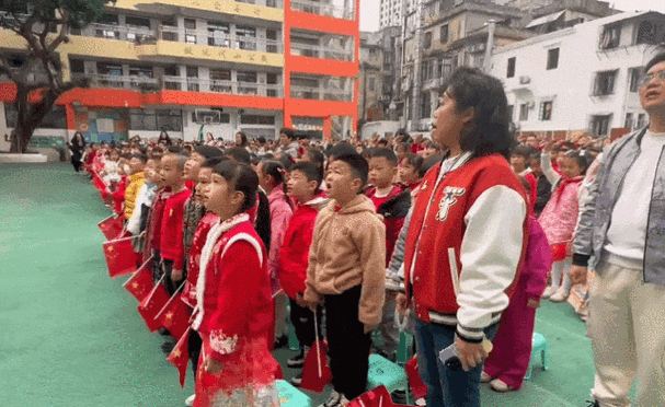民立小学今年的国旗护卫队来自思明公安分局,民警们迈着坚定有力的