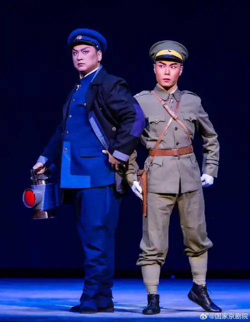 精彩回顾|6月30日晚,现代京剧《红灯记》在观众的期待中精彩上演.