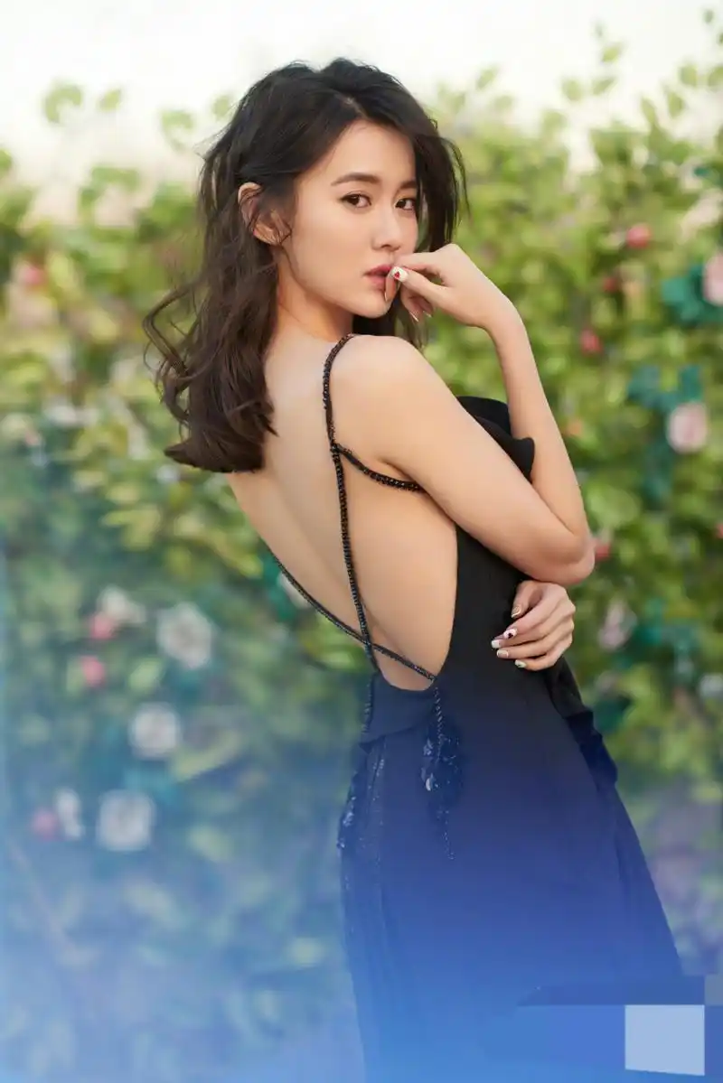 江铠同男人装封面大片,性感且妖娆,现在你们知道陈翔为啥会出轨了吧?