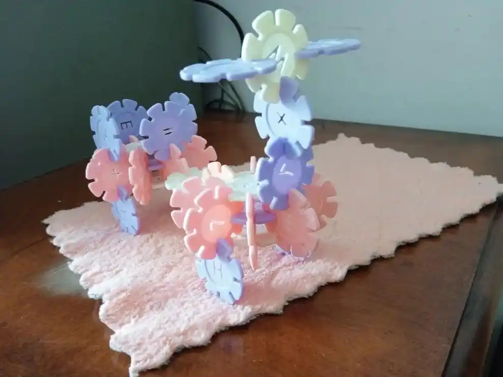 听闻远方有你 #雪花片#雪花片简单拼法 今天用雪花片拼了个 - 兑趑