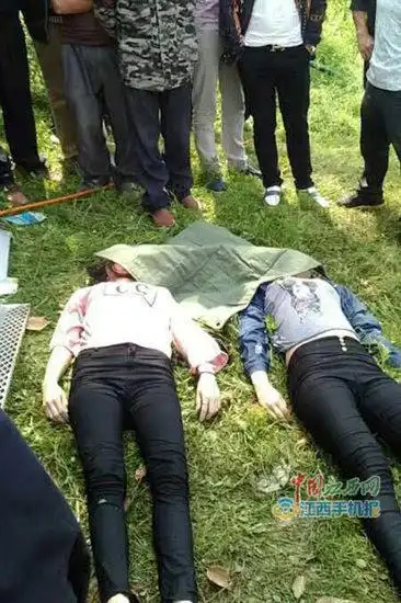 面包车开进河中 司机砸窗逃出2名女中学生溺亡