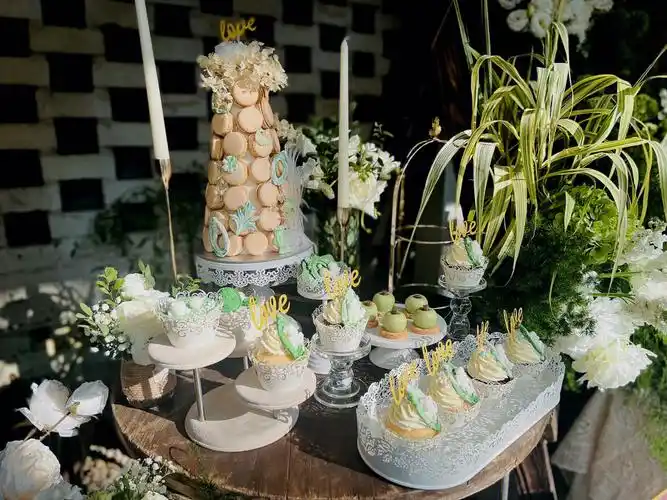 白绿森系婚礼甜品台
