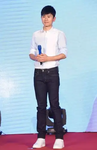 忙着发狗粮的同时,人生赢家张杰还自立门户当老板啦