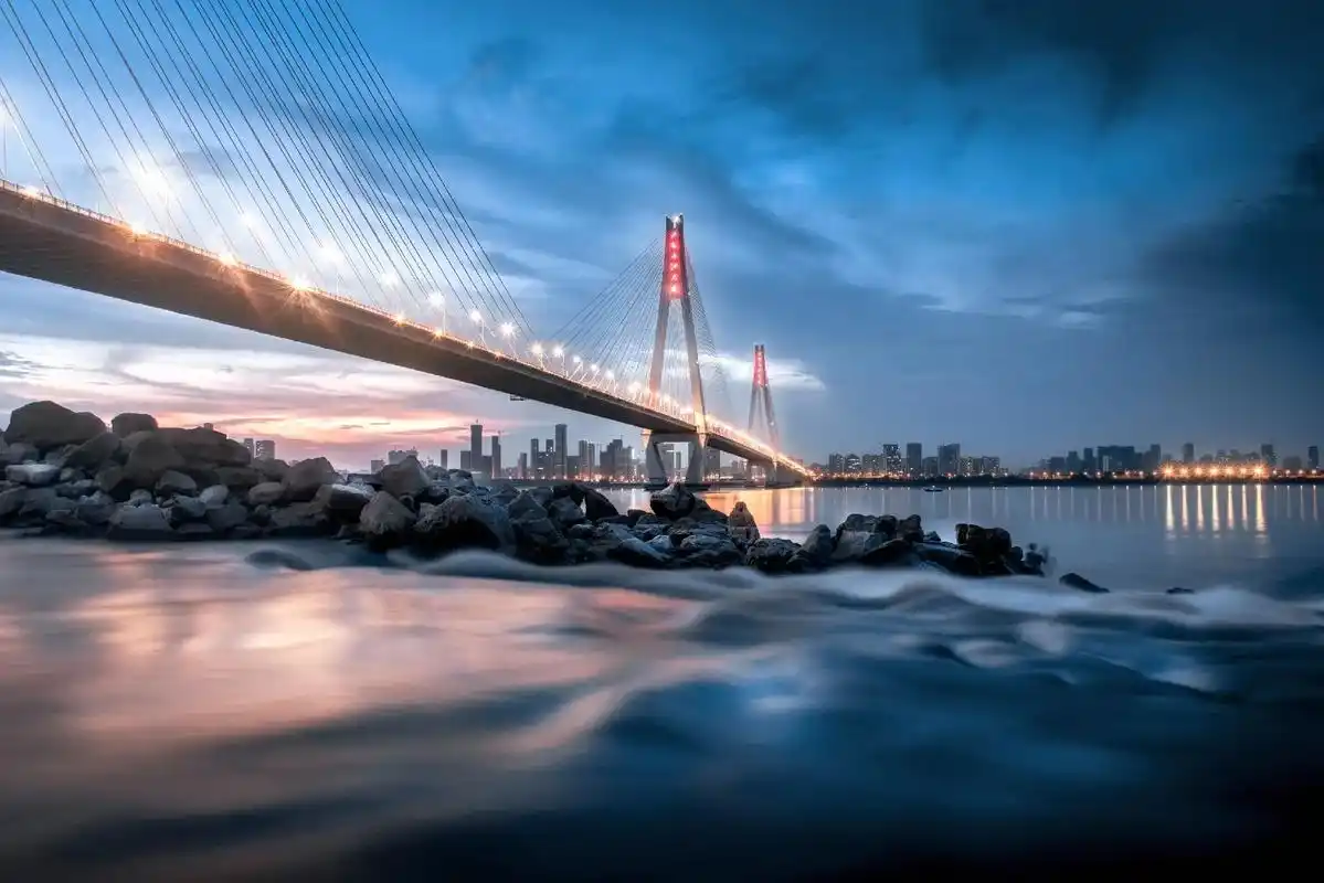 二七长江大桥采用双索面三塔斜拉桥 - 抖音