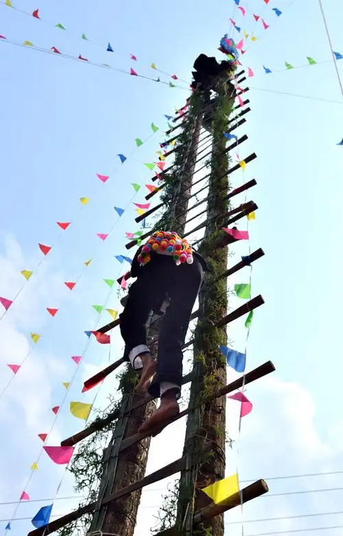 和记者61图说德宏傈僳族壮观的上刀山下火海