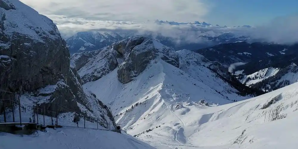 五岭逶迤腾细浪