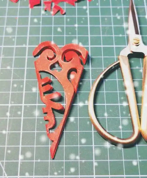 92用剪刀裁剪春的名字92为春添补喜庆的外衣剪纸迎春(六折/四折