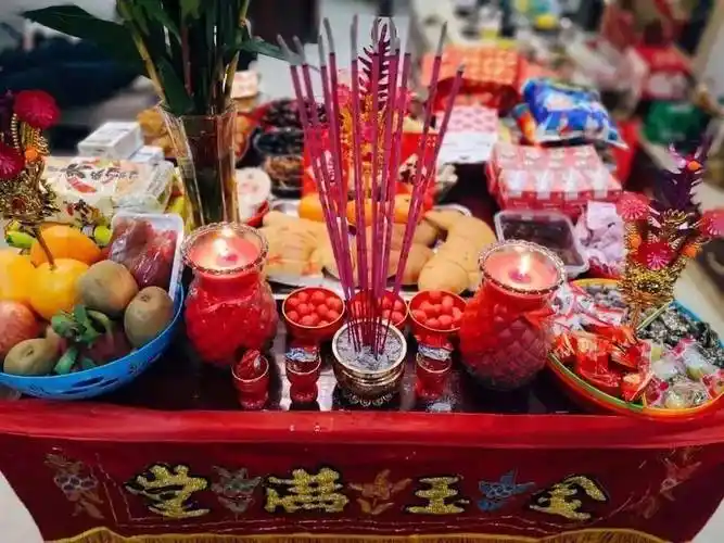 下面分别放上四迭寿金,这叫做"顶桌",而下面在摆放一个供桌,则称为下