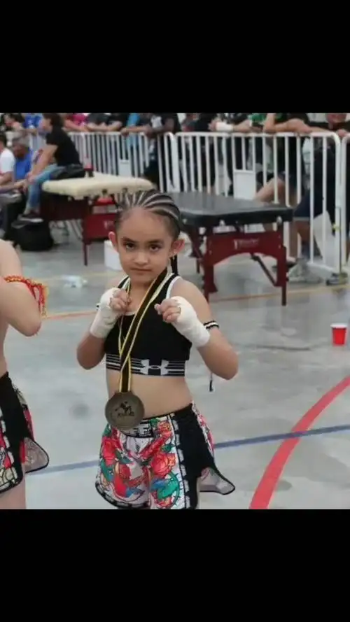 年仅5岁的泰拳小女孩,与教练的实战训练,真可谓是出生牛犊!