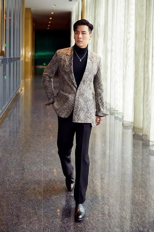 演员魏千翔出席电视剧《只为遇见你》发布会,现场他身着灰色格纹西装