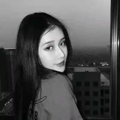 黑白孤傲冷艳女生头像
