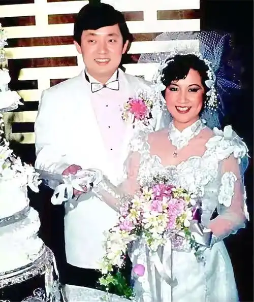 71岁薛家燕穿低胸裙热舞一字肩皮肤白嫩不肯嫁小17岁男友