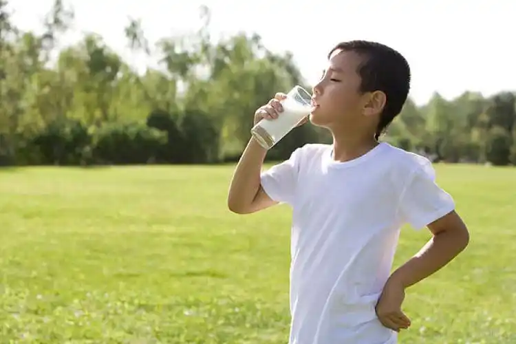 喝牛奶的男孩图片_喝牛奶的男孩图片素材_喝牛奶的男孩图片大全_喝