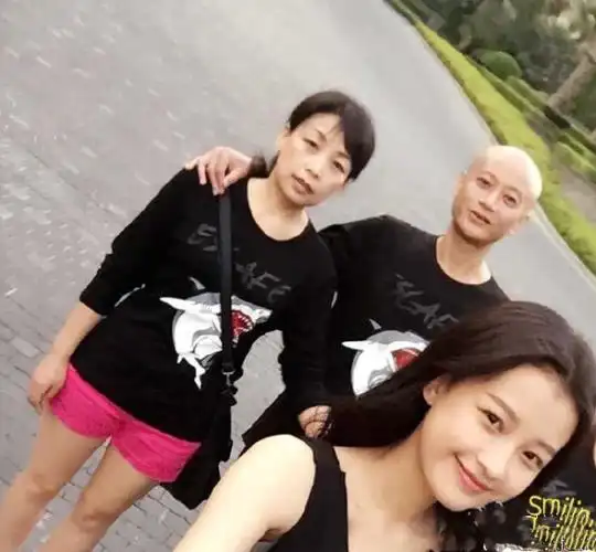 孙怡晒妈妈年轻旧照,孙妈妈生图下气质优雅颜值高,母女俩长超像