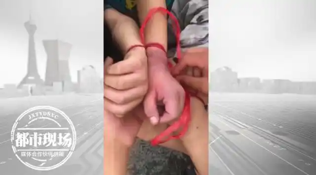 9岁男童手脚被粗暴捆绑,塞在电动车踏板上!竟是亲妈操作