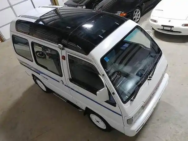 它是"哈飞松花江"顶配版,带涡轮,四驱,全景天窗和运动套件