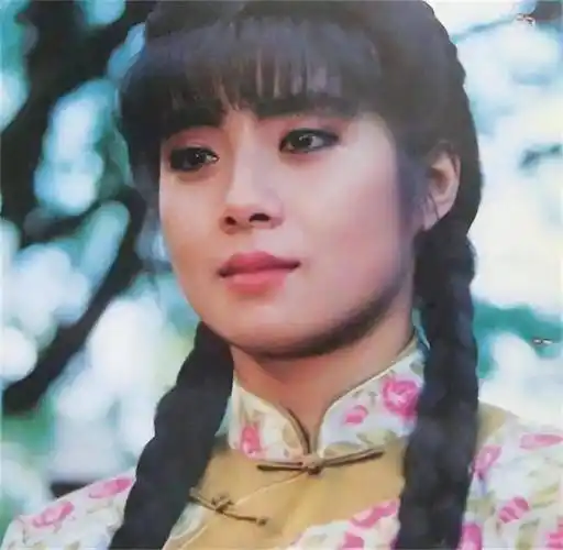 多年后,岳翎机缘巧合与刘德华搭档出演电影《飚城》,自此进入演艺圈