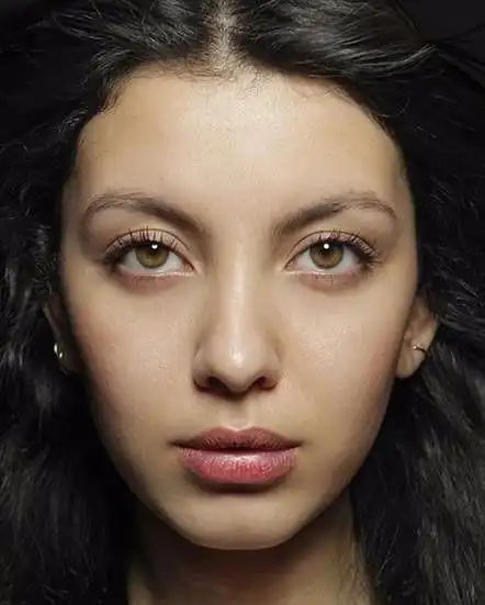 巴基斯坦的女性,皮肤有点黑但五官很精致.