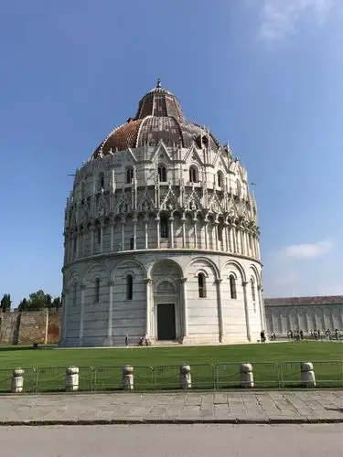 这是意大利比萨斜塔旁边的一个城堡.