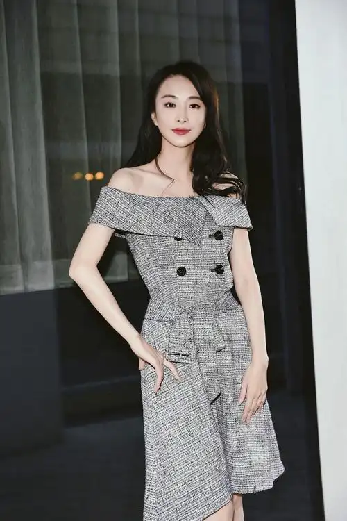 林静一字裙小露香肩魅力十足