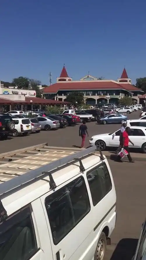 非洲的富人区,坐落着两个最大的超市