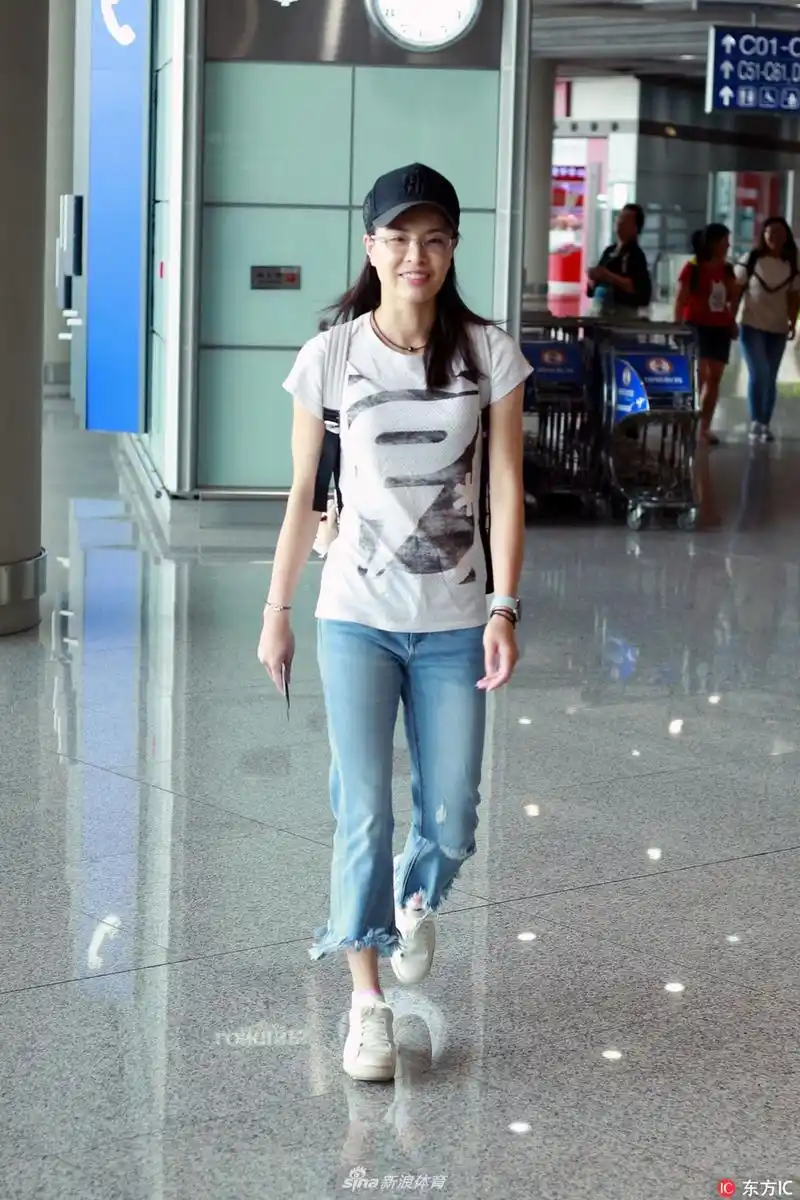 吴敏霞印花tee微喇牛仔裤清爽舒适
