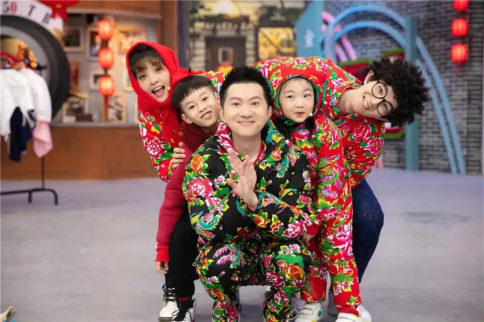 在阳光下长大 《过年啦》带你重温几代人的幸福童年