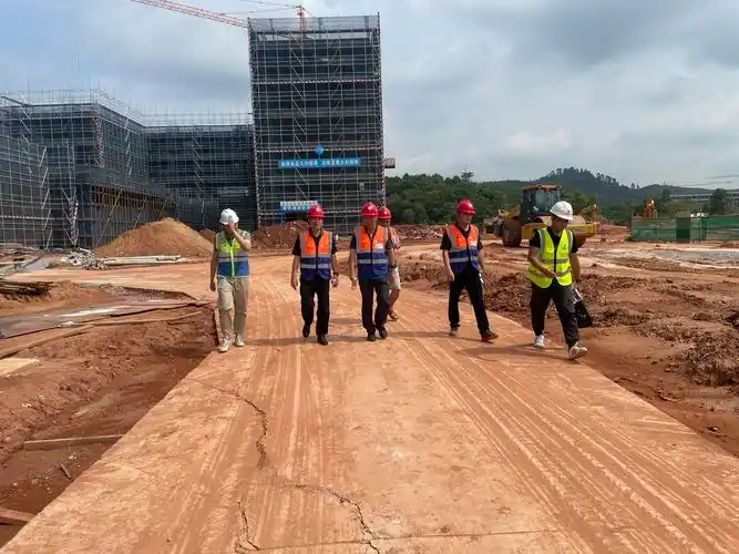 胡英清校长视察项目工地