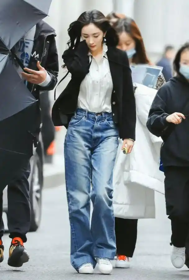 杨幂又带火了入秋新穿搭:"西装 牛仔裤",基础款也能洋气时髦
