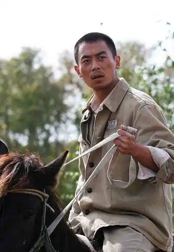 演员朱亚文的感情史:与9年富家女分手,娶了沈佳妮如今一家幸福_军人