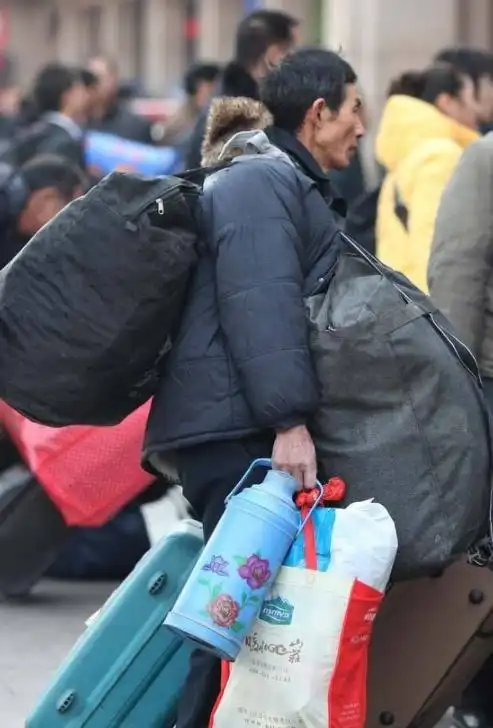 农民工返乡时的"行李"最多?那是多了份"心意"