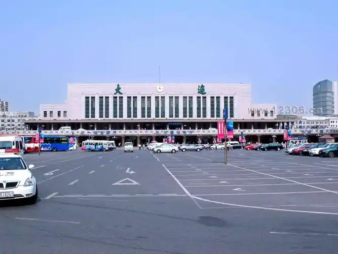 大连火车站平面示意图及公共交通信息表