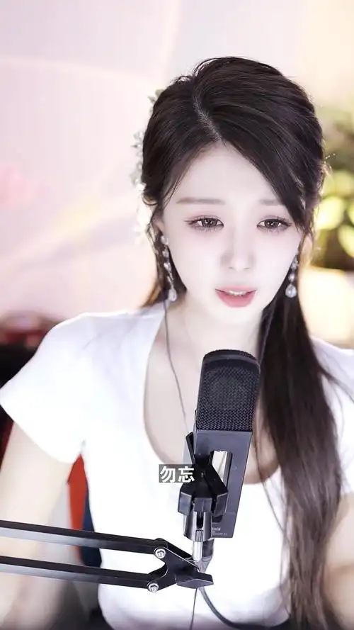 35万粉丝  关注9位为红不要命网红,小邱妹百米坠落,600斤胖猴仔步泡泡