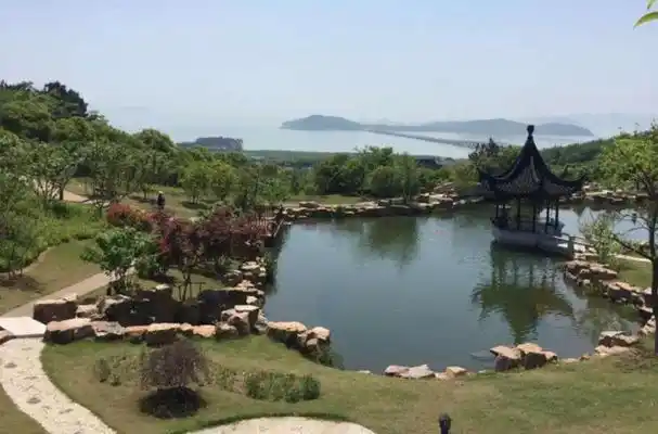 太湖风景区位于长江三角洲中部,是以太湖,湖边山丘,海岛山水景观为