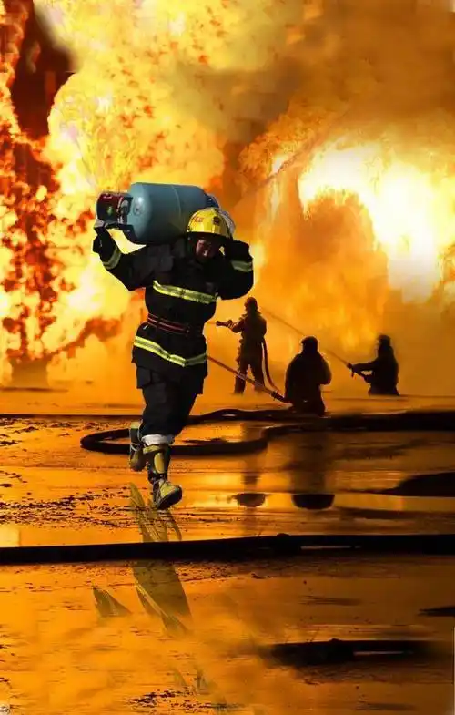 向守护人民的英雄致敬——消防员