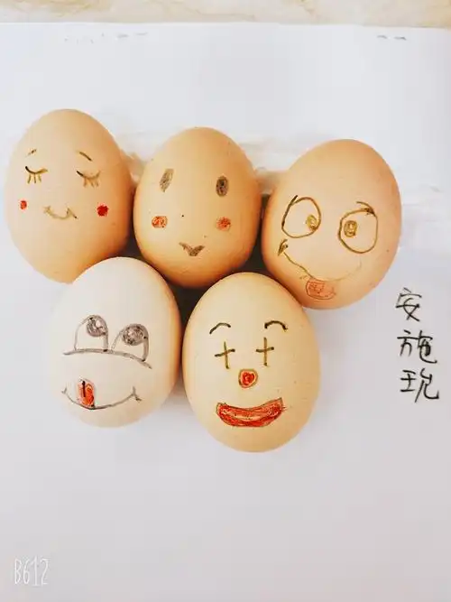 准备好油性的记号笔,在煮熟的蛋壳上画上你的笑脸吧!