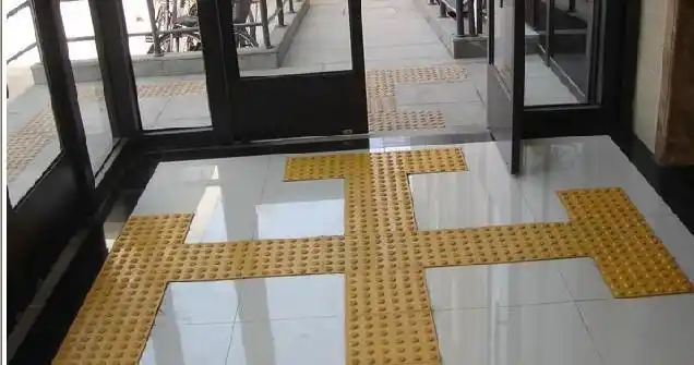 走上盲道体验脚底触感 盲道砖组图