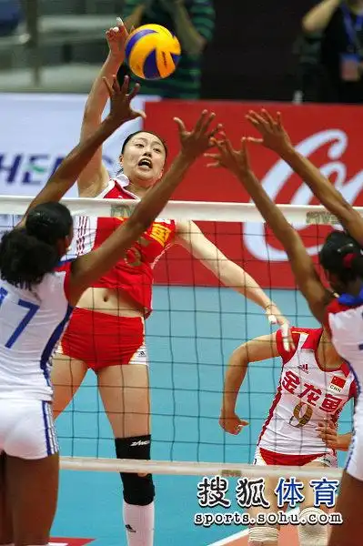 图文:中国女排vs古巴 马蕴雯回球露点