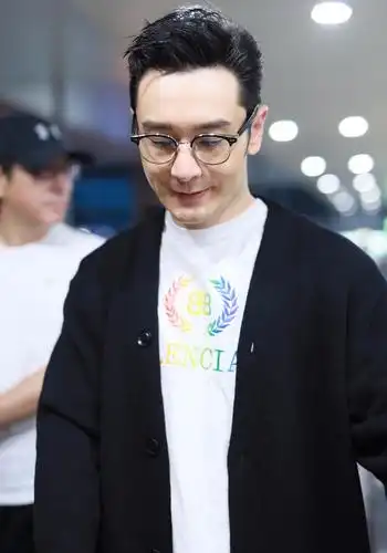 这样的黄晓明很有青春感,戴眼镜显得特别的斯文,现身停车场的时候