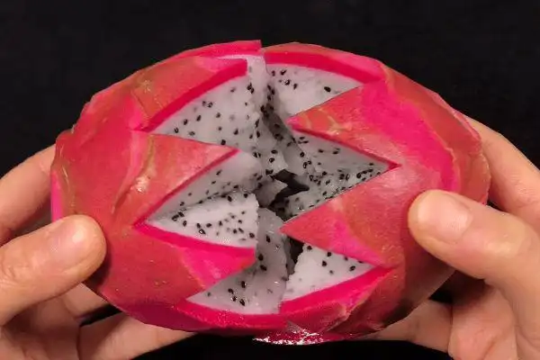 家里来客人了用这2招切火龙果不脏手不流汁上桌大家都夸好