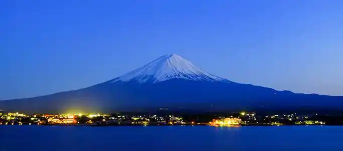 富士山的雪富士山全景,雪盖在日本山明子湖.