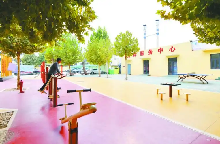 老旧小区改造后,新建成的社区活动中心为居民提供了更多的健身休闲