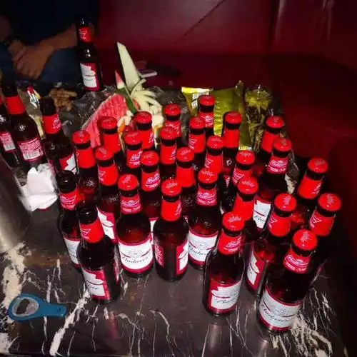 晚饭过后有跑到ktv去唱歌喝酒,好久没有这样放松过了.