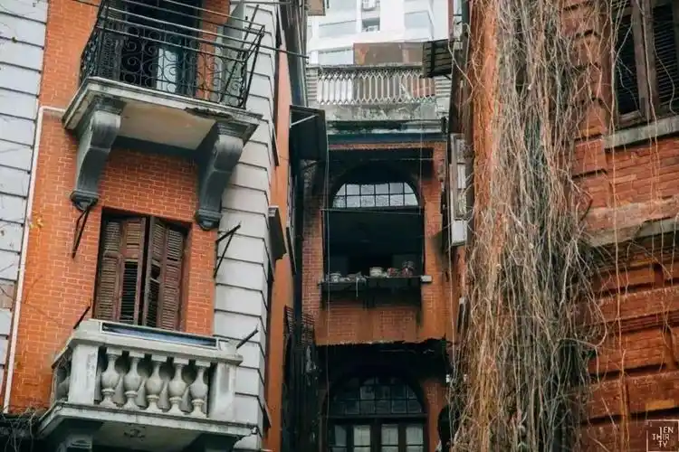 6号线到大智路站g出口,步行1公里即到   --------->>    巴公房子