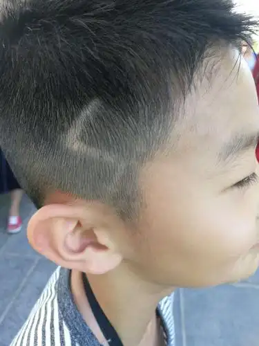 钻石之类的图案,儿童闪电发型,儿童创意雕刻发型 两边铲青剃短雕刻更