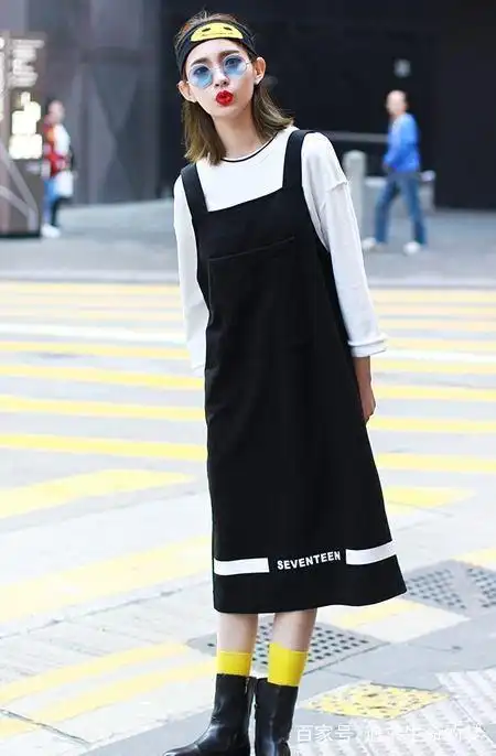 百变短袖t恤,给沉闷的黑色背带裙添了几分清爽.