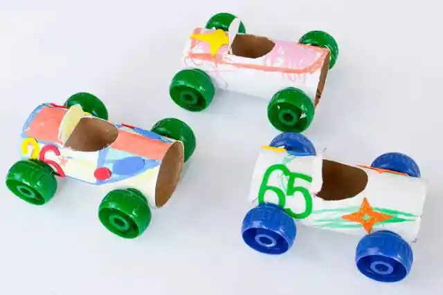 幼儿园卫生纸芯废物利用手工制作赛车玩具(步骤图解)